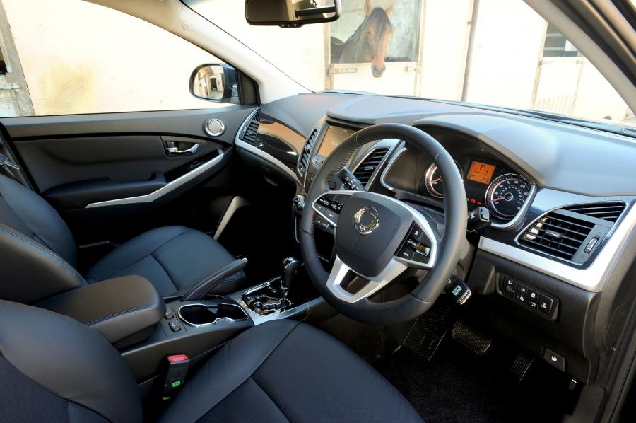 Интерьер SsangYong Korando ELX 4x4 2017 года  (UK) (фото 4 из 7)